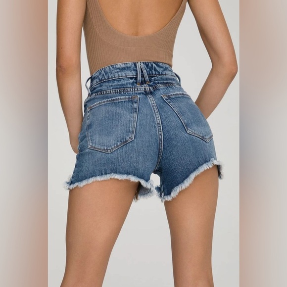 Good American Bombshell Cutoff Denim Shorts in Blue646 Plus Size 26 - Picture 7 of 8